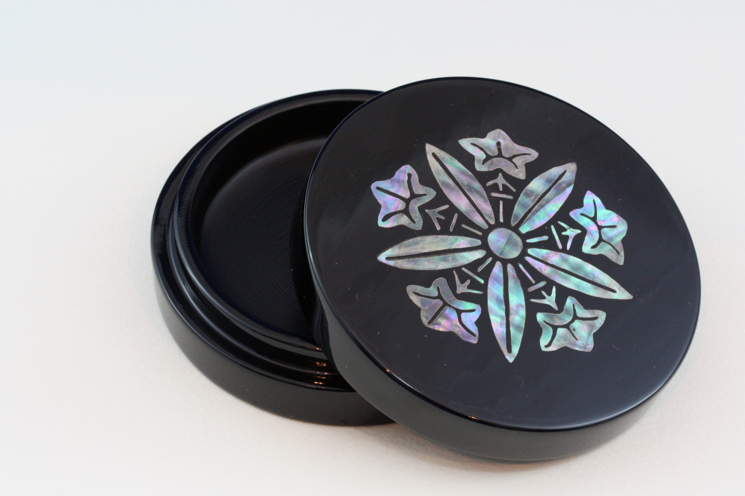 黒塗　香合　貝象嵌入