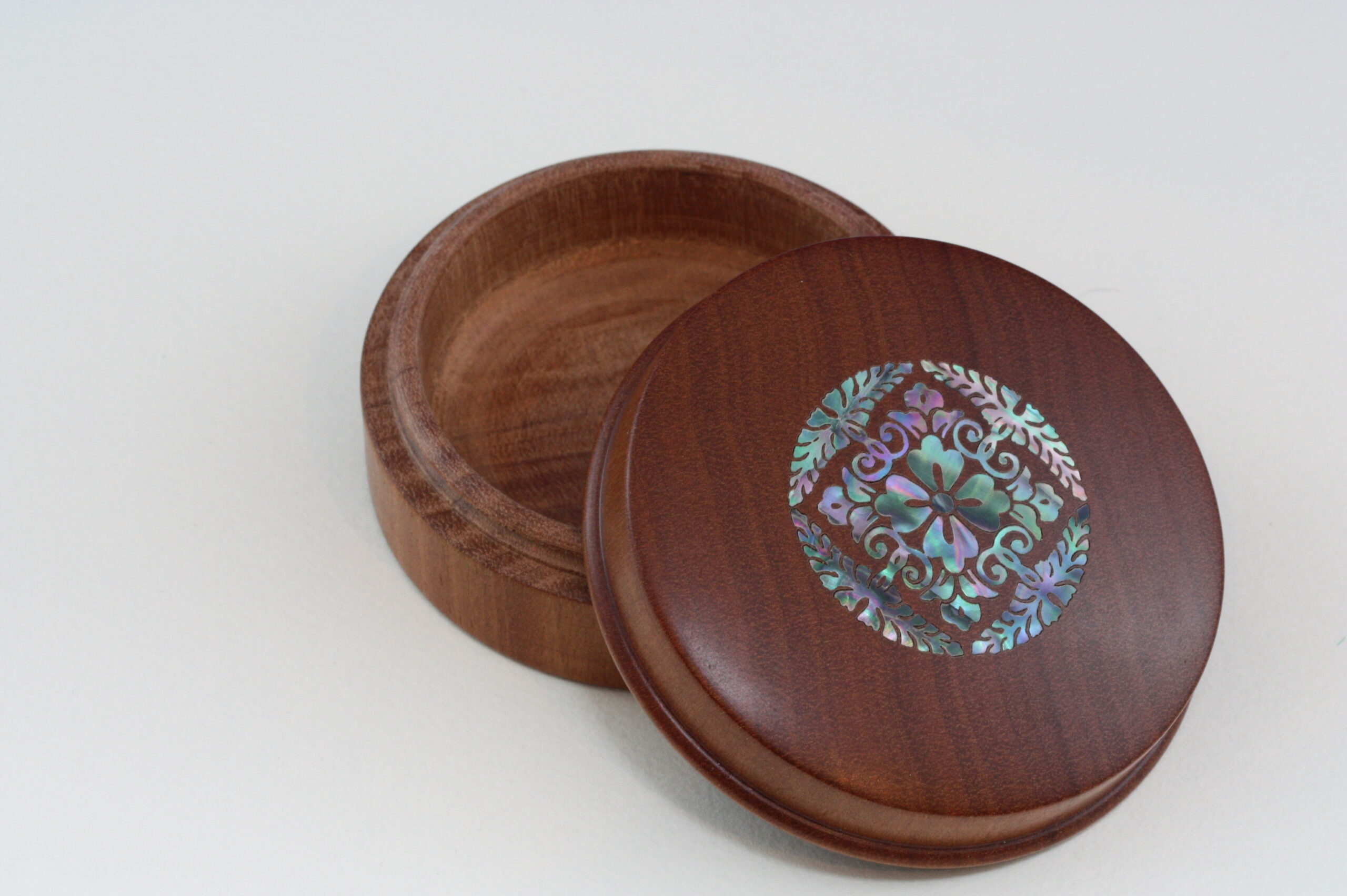 桜貝　香合　貝象嵌入